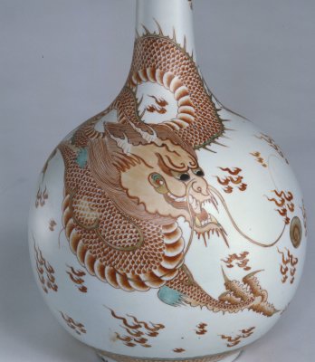 图片[2]-Straight neck bottle with alum red color and gold cloud dragon pattern-China Archive